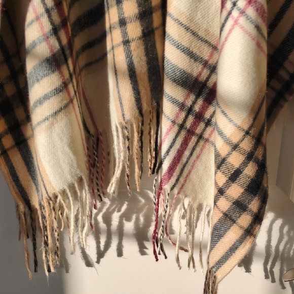 Woolrich Cream and Black Plaid Shawl And Fleece Lined Mittens - Picture 4 of 8